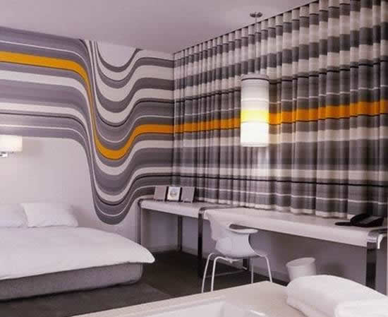 Обои, увеличивающие комнату, пусть и визуально - с полосами, пущенными по стенам, помещение воспринимается совсем по-другому