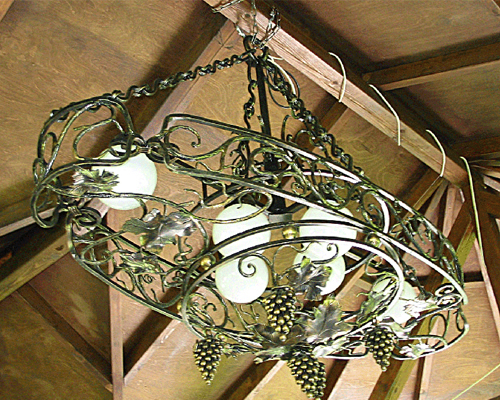 Фото 7 – Оригинальная кованая люстра