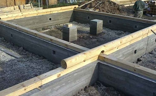 Фото 7 – Первый венец из бревен