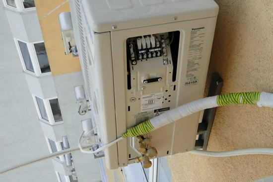 Фото 7 — Подсоединение проводов к наружному блоку кондиционера