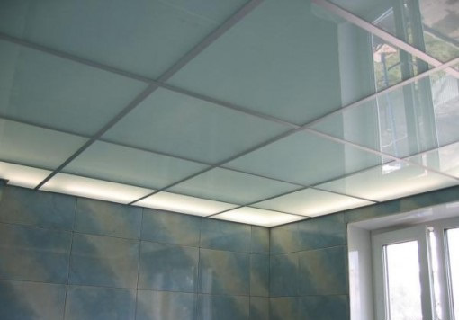 Фото 7 - Подвесной потолок из сайдинга уложен квадратами