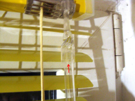 Фото 7 - Трость разместите в установленный крючок