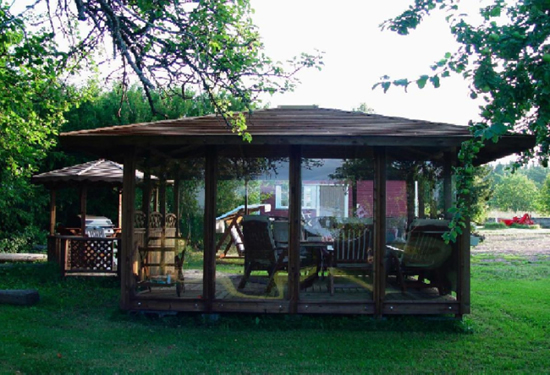 Фото 7 – Удобная и практичная застекленная беседка