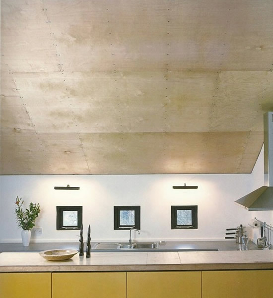 Фото 7 - В некоторых случаях и краска не нужна - потолок из фанеры достаточно покрыть защитным слоем