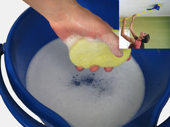 Вам поможет немного мыльного раствора и мягкая губка или микрофибра