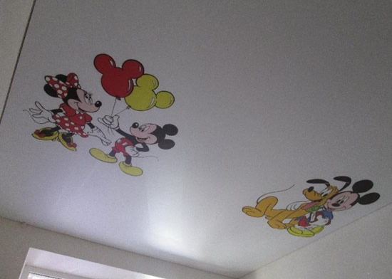 Веселый натяжной потолок для детской