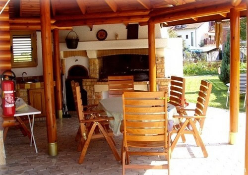 Фото 8 – Беседка с небольшой летней кухней