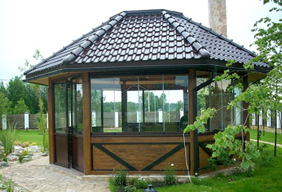 Фото 8 – Беседка с раздвижными окнами