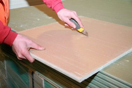 Фото 8 - Гипсокартон можно разрезать простым канцелярским ножом