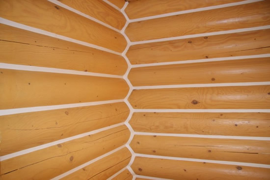 Фото 8 – Обработка деревянного дома герметиком