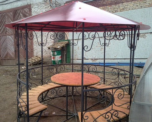 Фото 8 – Образец круглой кованой беседки с крышей из поликарбоната