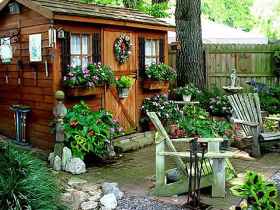 Фото 8 – Украшение садовых построек цветами, зеленью