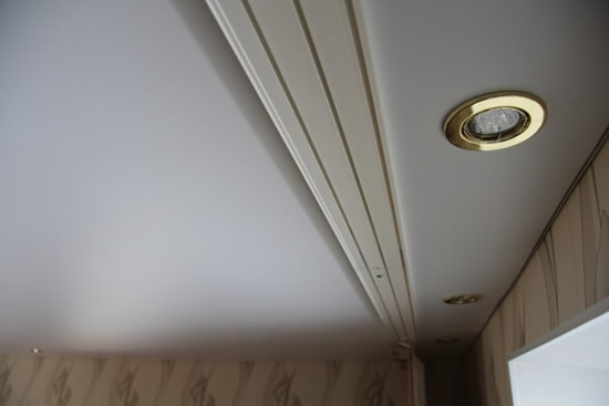 Установка гардины на натяжной потолок