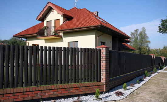 Фото 8 – Забор из евроштакетника