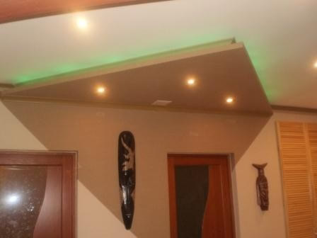 Фото 9 - Для большого холла, при желании, можно использовать сразу все виды подсветки