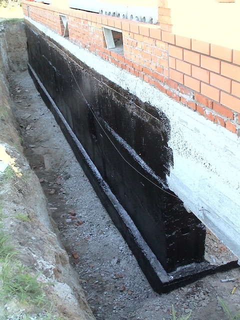 Фото 9 – Покрытие гидроизоляцией после ремонта ленточного фундамента