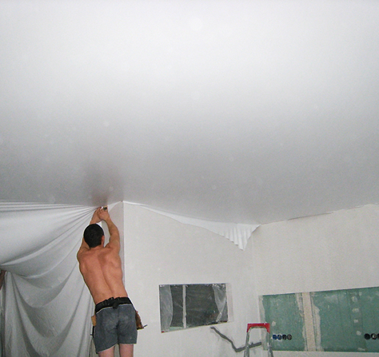 Расправляем пленку после нагрева