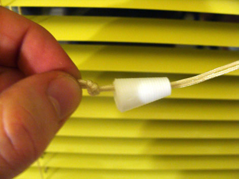 Фото 9 - Регулировочный шнур проденьте в пластиковый колокольчик