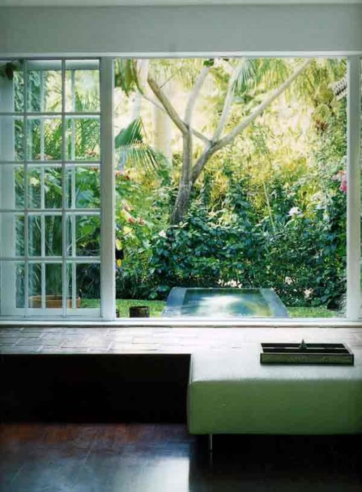 Вполне реалистичное окно в сад. Залог успеха - настоящая раздвижная рама и соответствующая скрытая подсветка