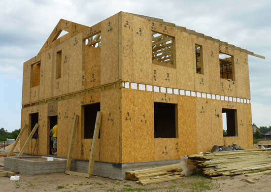 Фото 1 – Каркасно панельный дом. Сборка