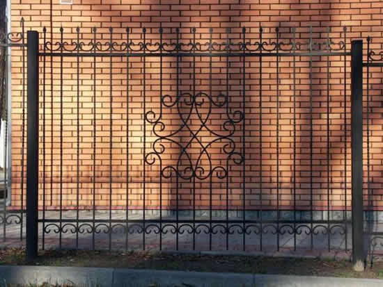 Фото 8 – Металлические трубы для забора