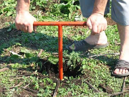 Фото 7 – Подготовка ямки для столба при помощи ручного бура