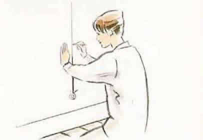 Отмечаем вертикаль на стене, используя отвес