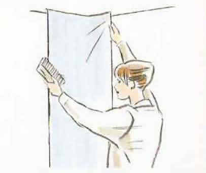 Разглаживание полосы виниловых обоев