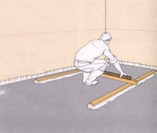 Рисунок 5 - Проверка уровня первых маяков перед нанесением цементно-песочной стяжки на основание пола