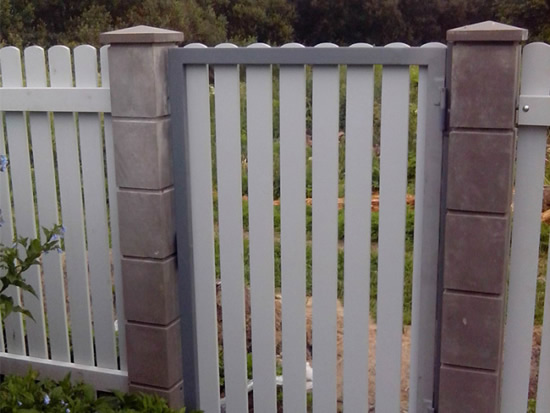 Фото 5 – Столбы из бетона