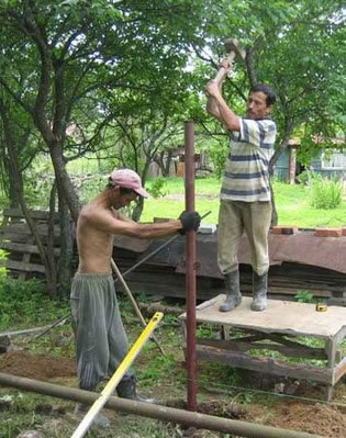 Фото 8 – Установка столба методом забивания