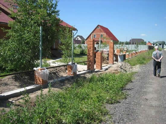 Фото 1 – Установка столбов для забора