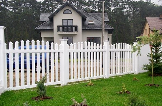 Фото 3 – Забор-штакетник из пластика