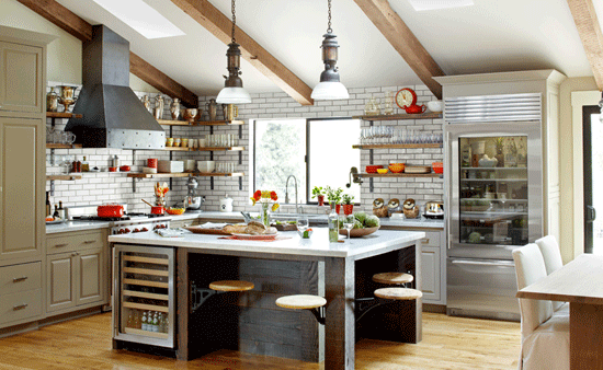 Кирпичная стена в интерьере загородного дома