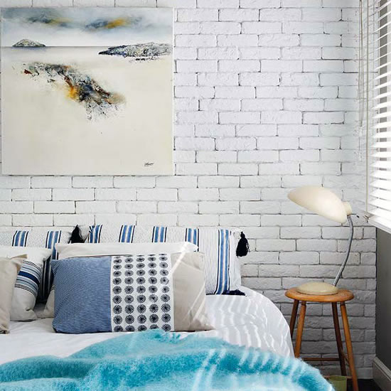 белая кирпичная стена в интерьере