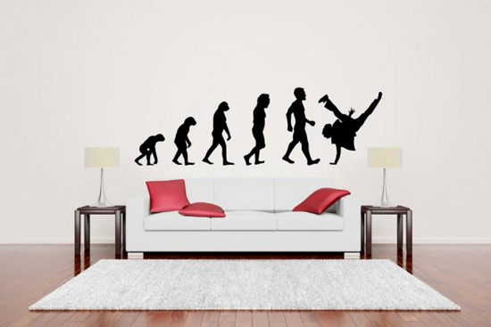 Виниловые наклейки над диваном в интерьере гостиной