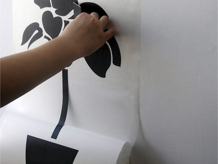 Декоративная наклейка на стене