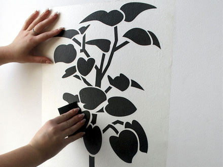 Разглаживание наклейки на стене от центра к краю