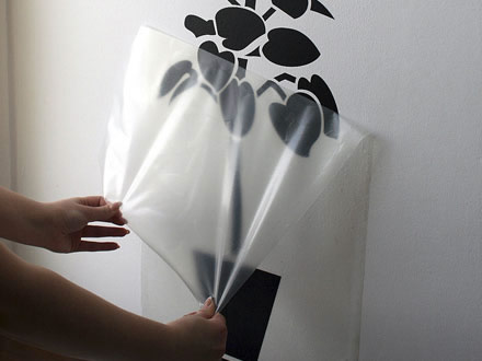 Снятие монтажной пленки с наклейки