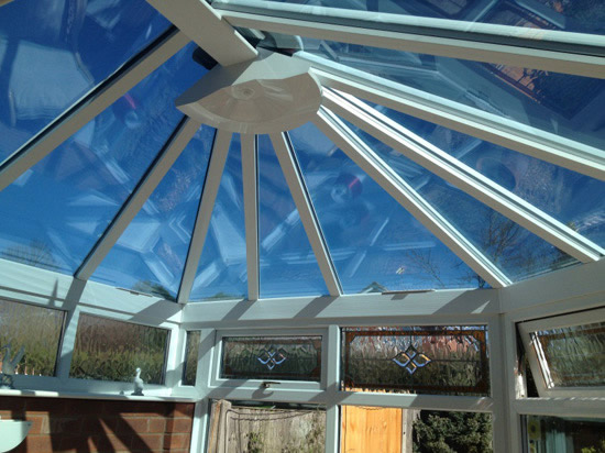 Декоративные потолочные балки на купольной крыше