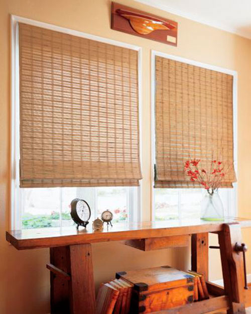 Жалюзи из бамбука в интерьере гостиной в африканском стиле