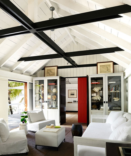 Контрастные потолочные балки в современном интерьере