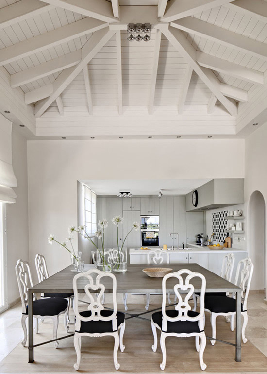 Потолочне балки на мансардной крыше