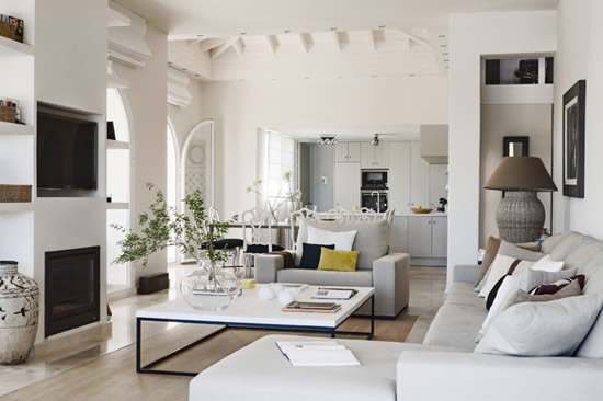 Зонирование с помощью декоративных балок на потолке