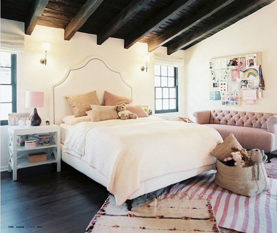 Декоративные потолочные балки в интерьере спальни