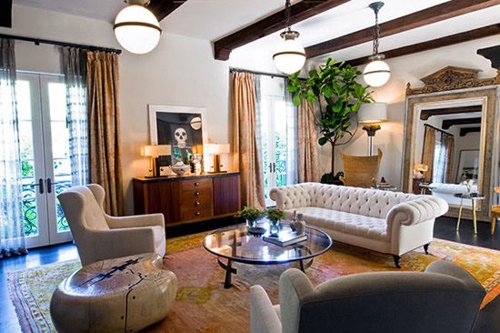 Декоративные потолочные балки в интерьере гостиной