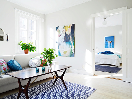 Светло-серый ламинат расширяет пространство