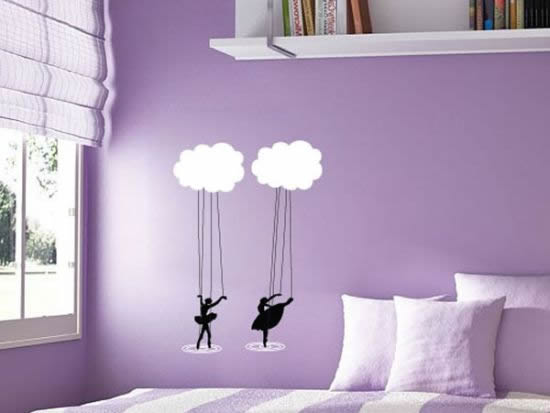 Виниловые наклейки на обои в интерьере спальни