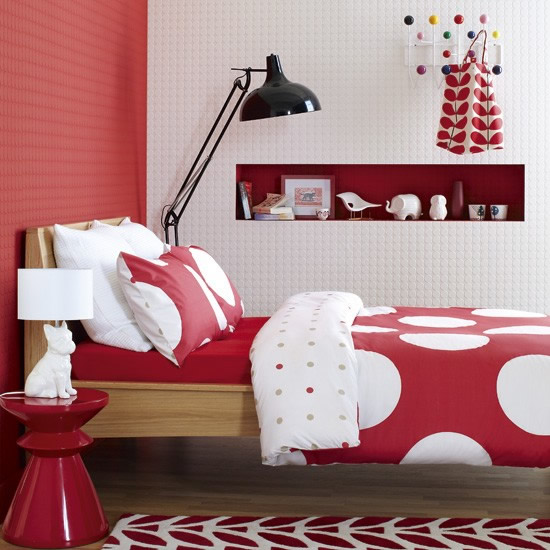 Распределение однотонных и узорчатых поверхностей в интерьере спальни