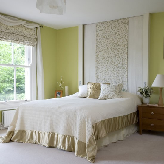 Оформление стен в спальне в фисташковом цвете
